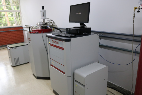 Physical Property Measurement System (PPMS) marca Quantum Design modelo 6000. Peça integrante_ Magnetômetro Ever Cool II.JPG
